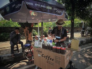 Sepi Wisatawan, Pemandu Wisata Bali Ini Jualan Kopi Keliling Pakai Sepeda