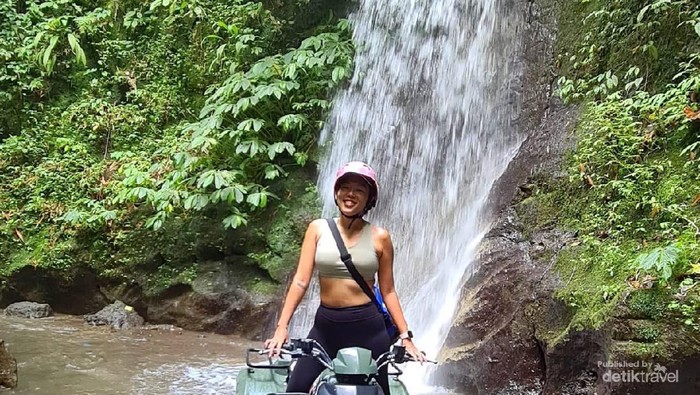 Istirahat sambil menikmati pemandangan sekitar air terjun
