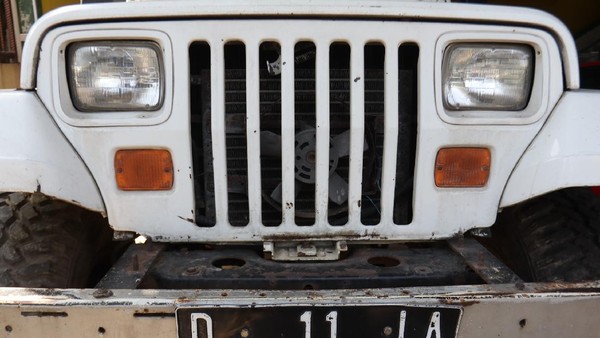 Melihat Jeep Putih Jadul Milik Nike Ardilla