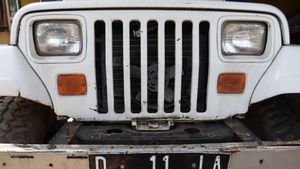 Melihat Jeep Putih Jadul Milik Nike Ardilla