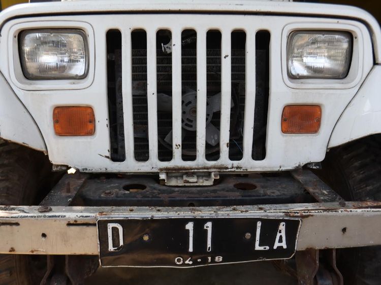 Melihat Jeep Putih Jadul Milik Nike Ardilla