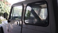 Karena sudah lama tidak digunakan, terdapat beberapa bagian mobil ini yang berkarat. Foto: Wisma Putra