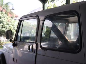 Jeep Putih Jadul Milik Nike Ardilla, 40 Tahun Masih Utuh