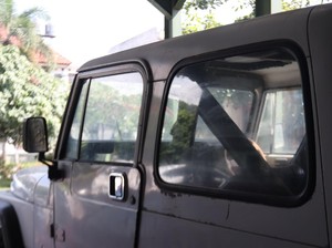 Jeep Putih Jadul Milik Nike Ardilla, 40 Tahun Masih Utuh