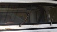 Namun hanya bisa melihat mobil ini dari bagian luar dan tidak bisa masuk kedalam mobil ini. Jok mobil, stir hingga bagian-bagian yang ada didalamnya dalam kondisi baik. Foto: Wisma Putra