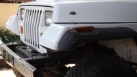 Mobil Jeep berwarna putih dengan pelat nomor D 11 LA terparkir di Museum Nike Ardilla yang ada di Komplek Arya Graha, Jalan Soekarno-Hatta, Kota Bandung. Foto: Wisma Putra