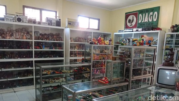 Hendra mengaku museum mainannya kerap dikunjungi sesama pecinta mainan jadul dari Jombang maupun luar kota. Ia memilih tidak menjual koleksi mainan jadulnya setiap ada pengunjung yang ingin membeli. Hendra mengaku museum mainannya kerap dikunjungi sesama pecinta mainan jadul dari Jombang maupun luar kota. Ia memilih tidak menjual koleksi mainan jadulnya setiap ada pengunjung yang ingin membeli.