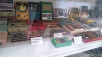 Sebut saja gimboy atau game nitendo yang pernah eksis di tahun 90-an tersimpan di museum ini. Museum mainan Jombang didirikan oleh Hendra pada tahun 2018 lalu. 