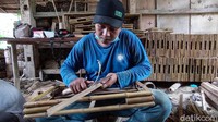 Mujimin mengatakan, kontrak pesanan selama satu tahun sebanyak 40.000 nampan dengan harga jual Rp 40.000 per buah. Jadi dalam sebulan setidaknya harus bisa membuat dan mengirim 4.000 nampan.