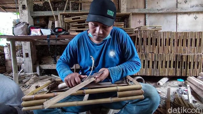 Siapa sangka nampan berbahan bambu bikinan, Mujimin, warga Kulon Progo ini diminati konsumen Belanda. Setiap bulannya ia bisa mengekspor hingga 4.000 buah.