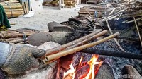 Sementara bahan bambu menggunakan jenis Cendani dan Apus Jawa. Untuk mempercantik motifnya, ia pun mengakalinya dengan membakar sebagai corak yang dibuat dari hasil alami. 