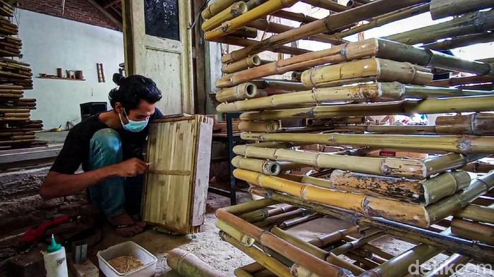 Siapa sangka nampan berbahan bambu bikinan, Mujimin, warga Kulon Progo ini diminati konsumen Belanda. Setiap bulannya ia bisa mengekspor hingga 4.000 buah.