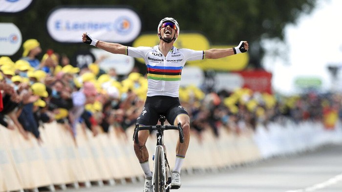 Podium pertama balapan Tour de France etape pertama direbut cyclist tuan rumah, Julien Alaphilippe. Ia menjadi yang tercepat setelah melibat rute sepanjang 197,8 km.
