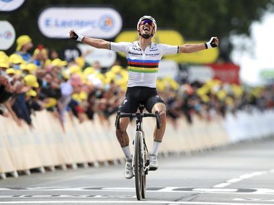 Pebalap Tuan Rumah Rebut Podium Pertama TDF 2021