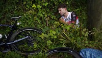 Pebalap asal Swiss, Marc Hirchi terbaring setelah insiden kecelakaan di etape pertama (26/6). AP/Daniel Cole