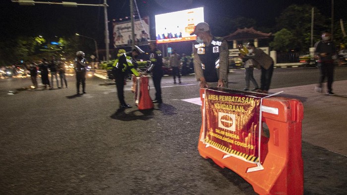 Petugas gabungan dari Polrestabes Palembang, Pol PP dan Dishub menyusun pembatas saat akan menutup jalan dalam rangka pembatasan mobilitas warga guna menekan penyebaran COVID-19 di Jalan POM IX, Palembang, Sumatera Selatan, Rabu (23/6/2021). Pembatasan tersebut dilakukan mulai pukul 21.00 WIB hingga 00.00 WIB di delapan titik persimpangan di Kota Palembang. ANTARA FOTO/Nova Wahyudi/rwa.