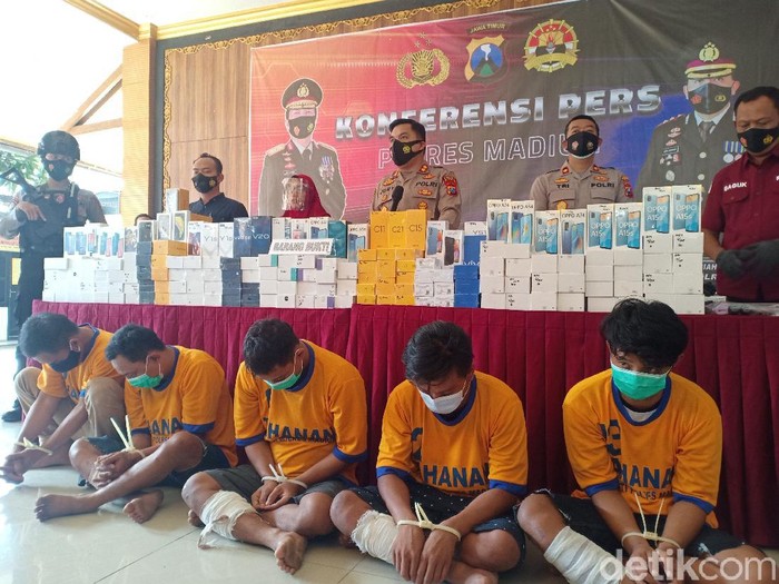 Polisi Madiun menangkap lima pembobol toko ponsel. Empat di antaranya ditembak bagian kaki karena berusaha kabur dalam penangkapan tersebut.