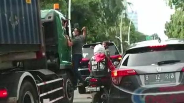 Pengemudi Pajero aniaya sopir truk di Jakut (tangkapan layar)