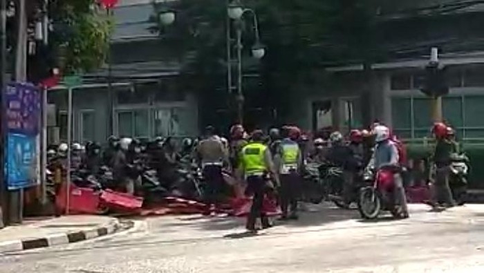 Pemotor Terobos Barikade Penutupan  Jalan  di  Bandung  Ini  