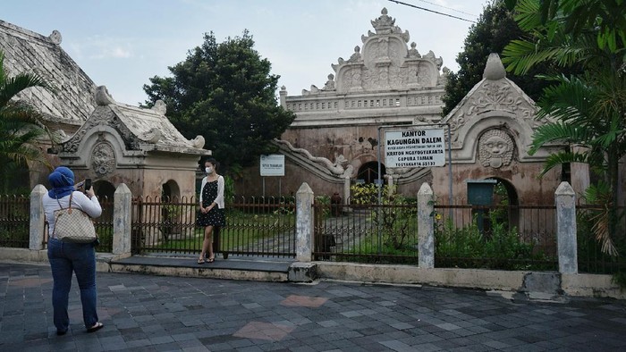 Wisatawan berfoto di halaman Tamansari Yogyakarta, Sabtu (26/6/2021). Raja Keraton Yogyakarta, Sri Sultan HB X menutup sementara wisata milik Keraton Yogyakarta antara lain Museum Kereta Keraton, Kompleks Pagelaran, Keben/Kompleks Kedhaton (Museum Keraton), Tamansari, serta Puralaya Imogiri dan Kotagede selama satu pekan mulai Sabtu (26/6) hingga Jumat (2/7) untuk menekan penyebaran COVID-19. ANTARA FOTO/Andreas Fitri Atmoko/rwa.