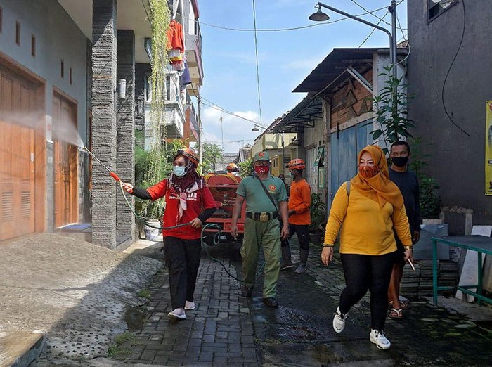 Kasus COVID-19 di Kota Kediri terus naik. BPBD Kota Kediri rutin melakukan penyemprotan disinfektan di kawasan terkonfirmasi kasus COVID-19.