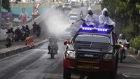Petugas gabungan juga terus menyemprotkan cairan disinfektan di kawasan Manahan, Solo, Jawa Tengah, Jumat (25/6/2021). Penyemprotan cairan disinfektan oleh petugas gabungan dari unsur Polri, TNI, BPBD, Dishub dan Satpol PP tersebut dilakukan guna mengantisipasi penyebaran COVID-19. ANTARA FOTO/Maulana Surya