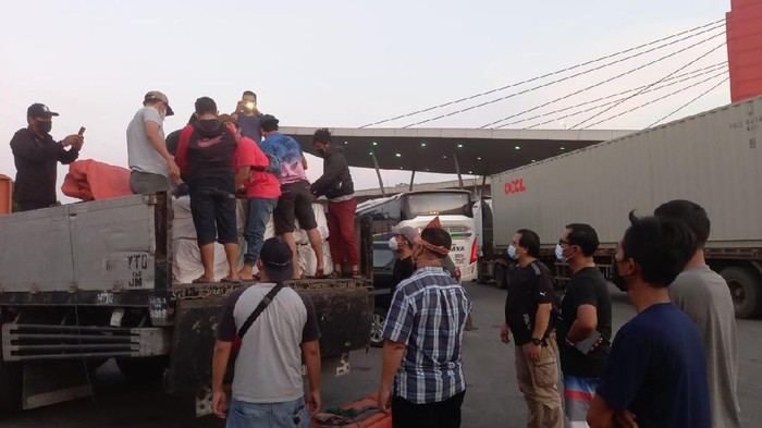 Petugas memeriksa kendaraan yang mengangkut ganja.