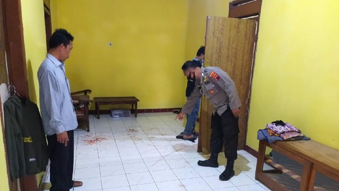 Polisi olah TKP penemuan mayat pria diduga korban pembunuhan di Wonogiri, Minggu (27/6/2021)
