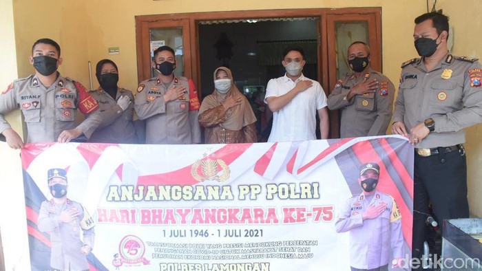 HUT Bhayangkara ke-75 diisi dengan beragam kegiatan oleh Polres Lamongan. Tidak hanya bakti sosial dan memberi bantuan kepada warga tidak mampu, anggota Polri juga anjangsana menemui senior yang sudah purna.