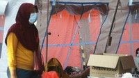 Tenda dengan kapasitas 30 tempat tidur itu kini sudah terisi penuh dengan sejumlah pasien yang terlihat berbaring di velbed.
