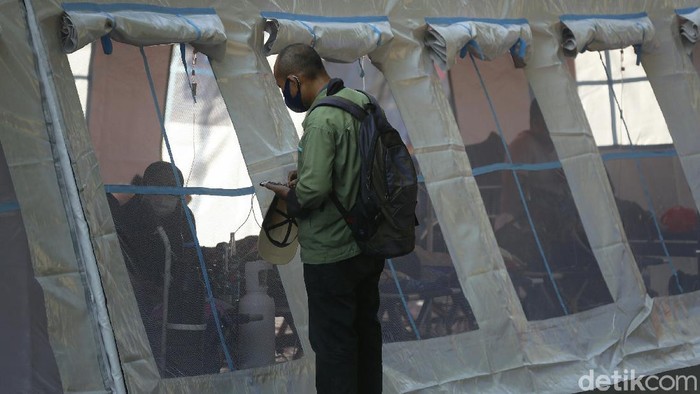 Potret Pasien COVID yang Penuhi Tenda Darurat RSUD Bekasi Para pasien Covid-19 memenuhi tenda darurat yang didirikan di halaman Rumah Sakit Umum Daerah (RSUD) dr Chasbullah Abdulmadjid atau RSUD Kota Bekasi, Minggu (27/06/2021).