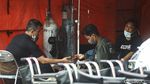 Potret Pasien COVID-19 Penuhi Tenda Darurat RSUD Bekasi