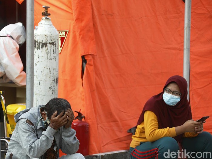 Para pasien Covid-19 memenuhi tenda darurat yang didirikan di halaman Rumah Sakit Umum Daerah (RSUD) dr Chasbullah Abdulmadjid atau RSUD Kota Bekasi, Minggu (27/06/2021).