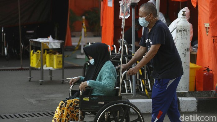 Para pasien Covid-19 memenuhi tenda darurat yang didirikan di halaman Rumah Sakit Umum Daerah (RSUD) dr Chasbullah Abdulmadjid atau RSUD Kota Bekasi, Minggu (27/06/2021).