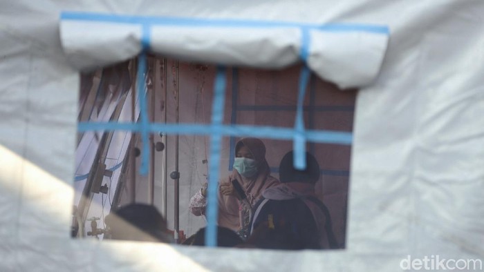 Para pasien Covid-19 memenuhi tenda darurat yang didirikan di halaman Rumah Sakit Umum Daerah (RSUD) dr Chasbullah Abdulmadjid atau RSUD Kota Bekasi, Minggu (27/06/2021).