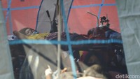 Para pasien berada di tenda darurat yang difungsikan sebagai ruang triase untuk skrining COVID-19.