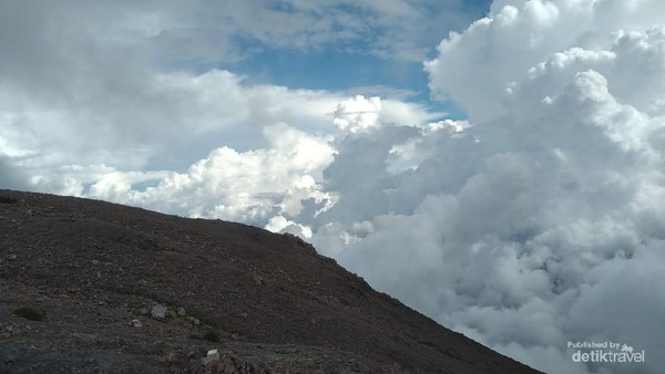 Foto: 7 Jam Perjalanan Menggapai Puncak Gunung Marapi
