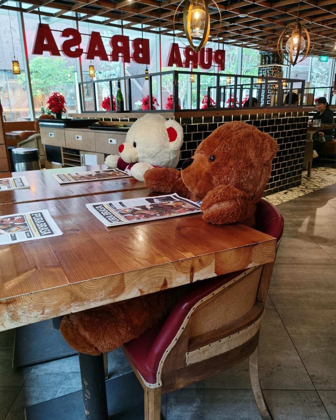 Restoran Pura Brasa Hadirkan Boneka Beruang untuk Ingatkan Prokes 'Dine In'.