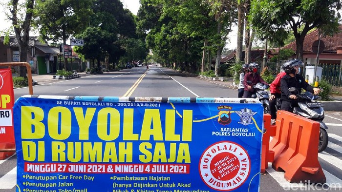 Saat Boyolali 'Lockdown' di Hari Minggu Suasana terlihat kosong dan sepi di sejumlah ruas jalan dan pasar di Kabupaten Boyolali, Jawa Tengah, Minggu (27/6/2021). Boyolali menidurkan hampir seluruh aktivitas di hari Minggu untuk menekan penyebaran kasus COVID-19.