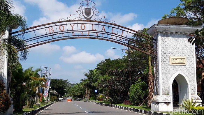 Saat Boyolali 'Lockdown' di Hari Minggu Suasana terlihat kosong dan sepi di sejumlah ruas jalan dan pasar di Kabupaten Boyolali, Jawa Tengah, Minggu (27/6/2021). Boyolali menidurkan hampir seluruh aktivitas di hari Minggu untuk menekan penyebaran kasus COVID-19.