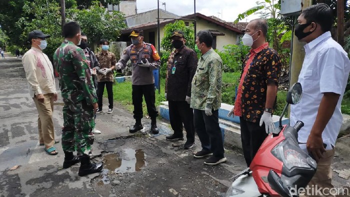 Sebanyak 23 warga RT 04 dan RT 06, RW 8 Desa Sawotratap, Kecamatan Gedangan positif COVID-19 usai swab antigen. Saat ini mereka menjalani isolasi mandiri.