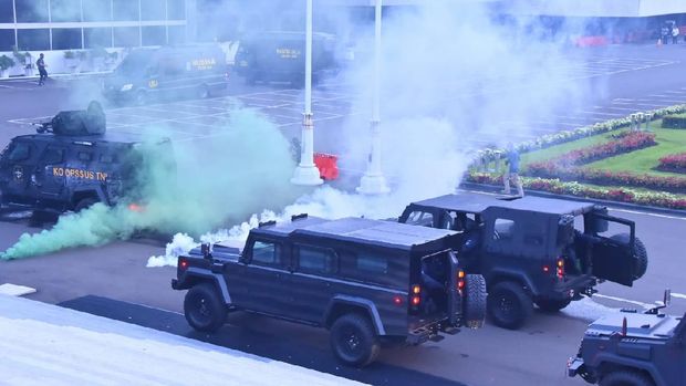 Satagultor TNI simulasi penumpasan aksi terorisme di Gedung DPR, Jakarta, Minggu (27/6/2021).