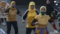 Warga Desa Bojong Kulur, Kabupaten Bogor, Jawa Barat, Minggu (27/06/2021) bersemangat melakukan olahraga senam bersama di tengah kenaikan kasus virus Corona.