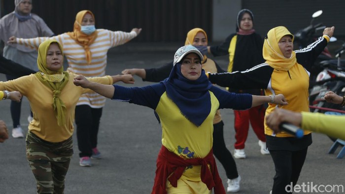 Warga berolahraga senam pagi di desa Bojong Kulur, Kabupaten Bogor, Jawa Barat, Minggu (27/6/2021). Aktivitas olahraga diharapkan membangun imunitas tubuh di masa pandemi.