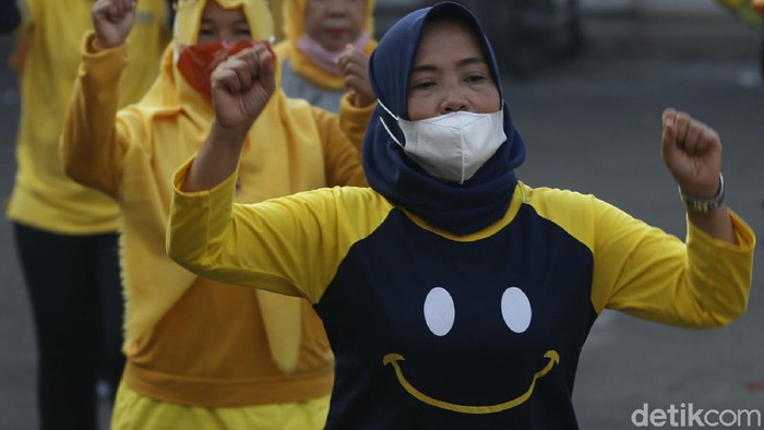 Semangat Warga Berolahraga untuk Perkuat Imun Warga berolahraga senam pagi di desa Bojong Kulur, Kabupaten Bogor, Jawa Barat, Minggu (27/6/2021). Aktivitas olahraga diharapkan membangun imunitas tubuh di masa pandemi.