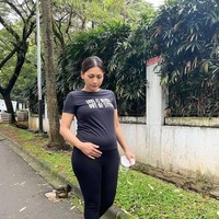 Selama masa-masa kehamilan, Tata Janeeta terlihat masih aktif melakukan beragam aktivitas. Salah satunya seperti di dalam foto yang satu ini, Tata terlihat sedang tengah berjalan kaki. Foto: Instagram/@tatajaneetaofficial