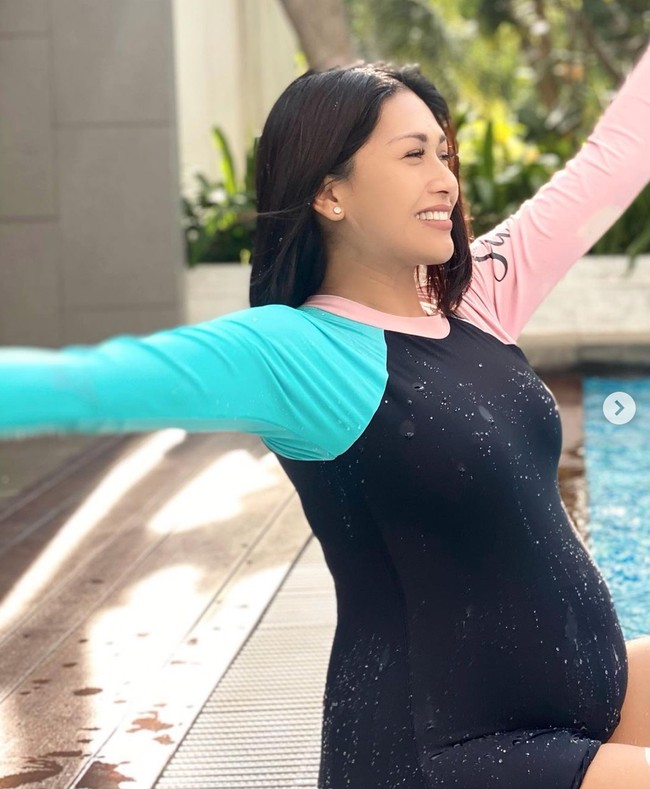 Melalui akun Instagramnya, Tata sering membagikan beragam aktivitas-aktivitas yang dilakukannya. Salah satunya berenang. Walau tengah hamil, Tata masih menyempatkan waktu untuk berolahraga. Foto: Instagram/@tatajaneetaofficial