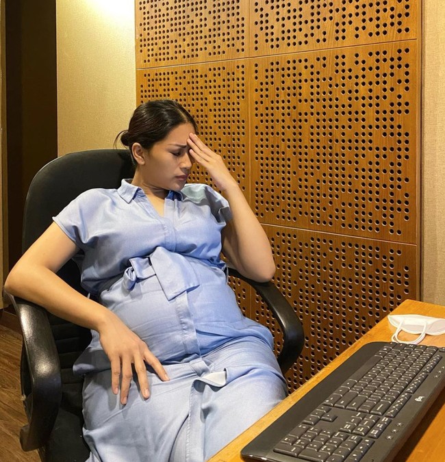 Sedang hamil besar, Tata Janeeta juga masih aktif bekerja. Begini posenya saat tengah mencari inspirasi untuk pekerjaannya. Foto: Instagram/@tatajaneetaofficial