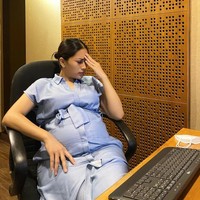 Sedang hamil besar, Tata Janeeta juga masih aktif bekerja. Begini posenya saat tengah mencari inspirasi untuk pekerjaannya. Foto: Instagram/@tatajaneetaofficial