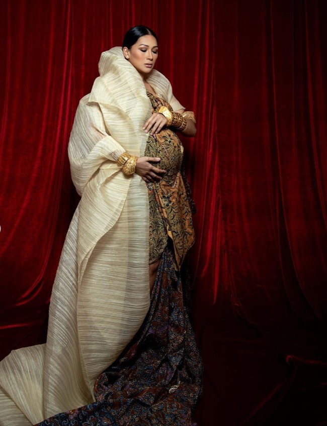 Untuk mengenang momen berharga kehamilannya, Tata Janeeta juga sempat melakukan sesi pemotretan. Dengan balutan kain batik, penampilan Tata Janeeta tampak cantik menawan. Foto: Instagram/@tatajaneetaofficial